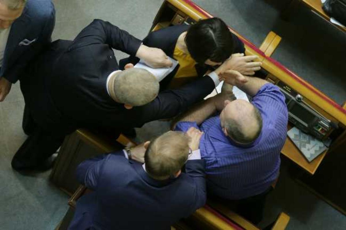 Скандальная Татьяна Черновол напала на нардепа Безбаха Скандальная Татьяна Черновол напала на нардепа Безбаха