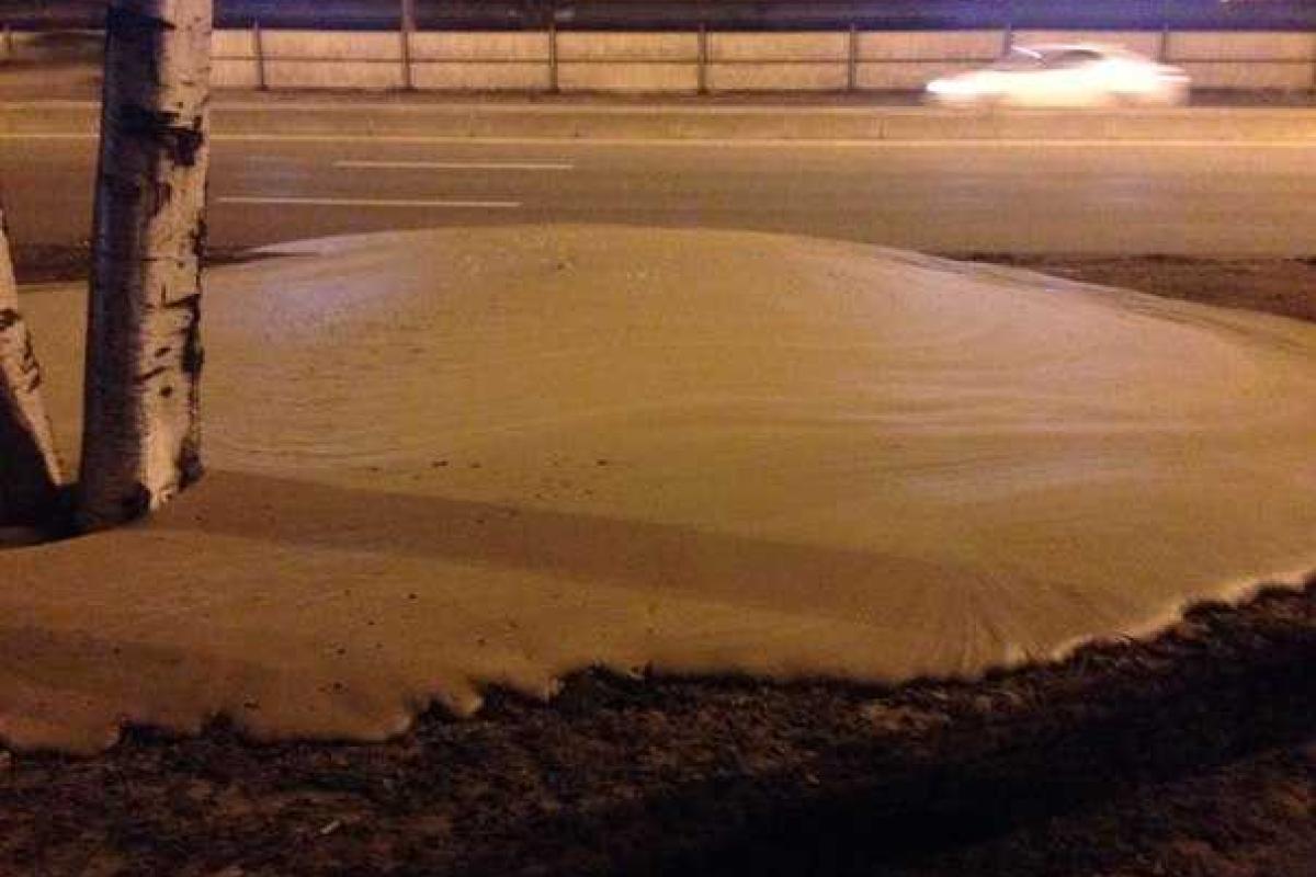 В Петербурге из-под земли бьет фонтан с непонятным содержимым