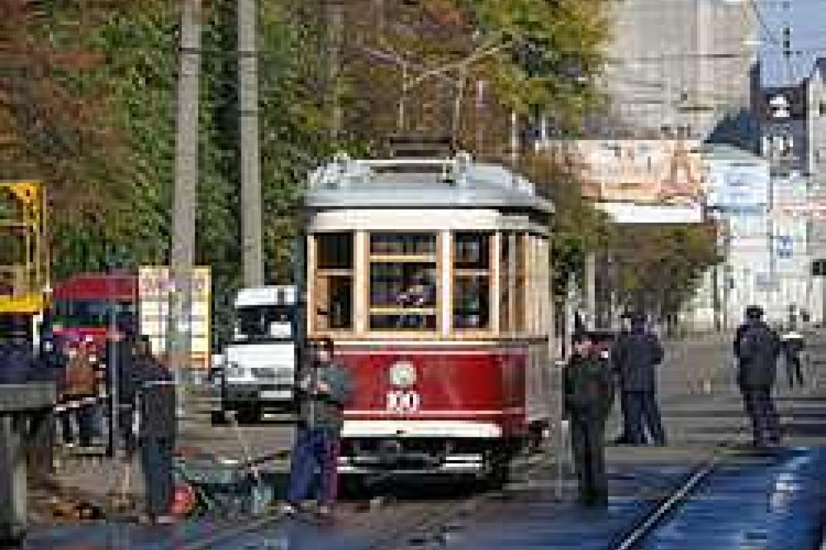В Харькове трамвай врезался в иномарку В Харькове трамвай врезался в иномарку
