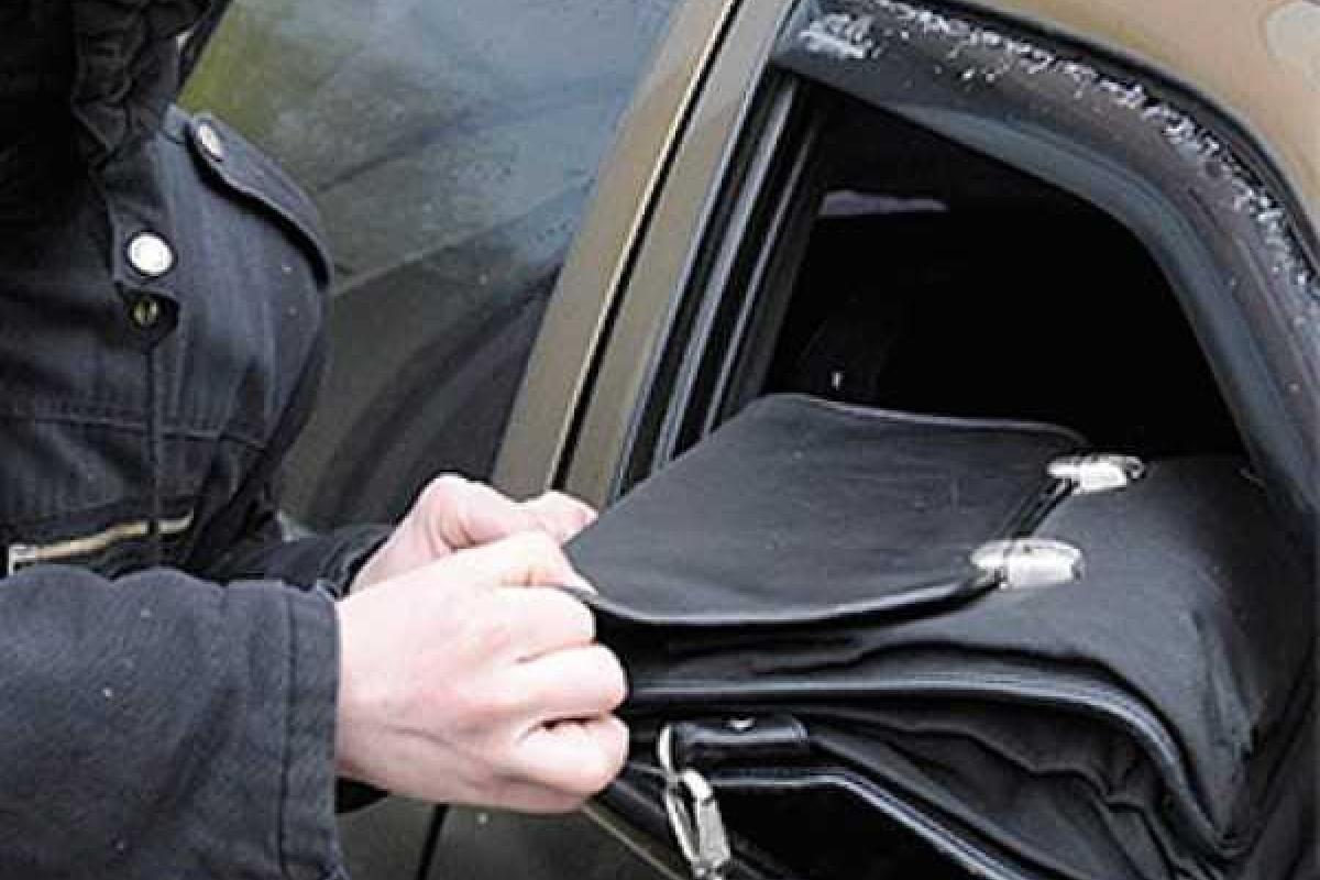 В Киеве из припаркованного автомобиля похитили 260 тысяч гривен