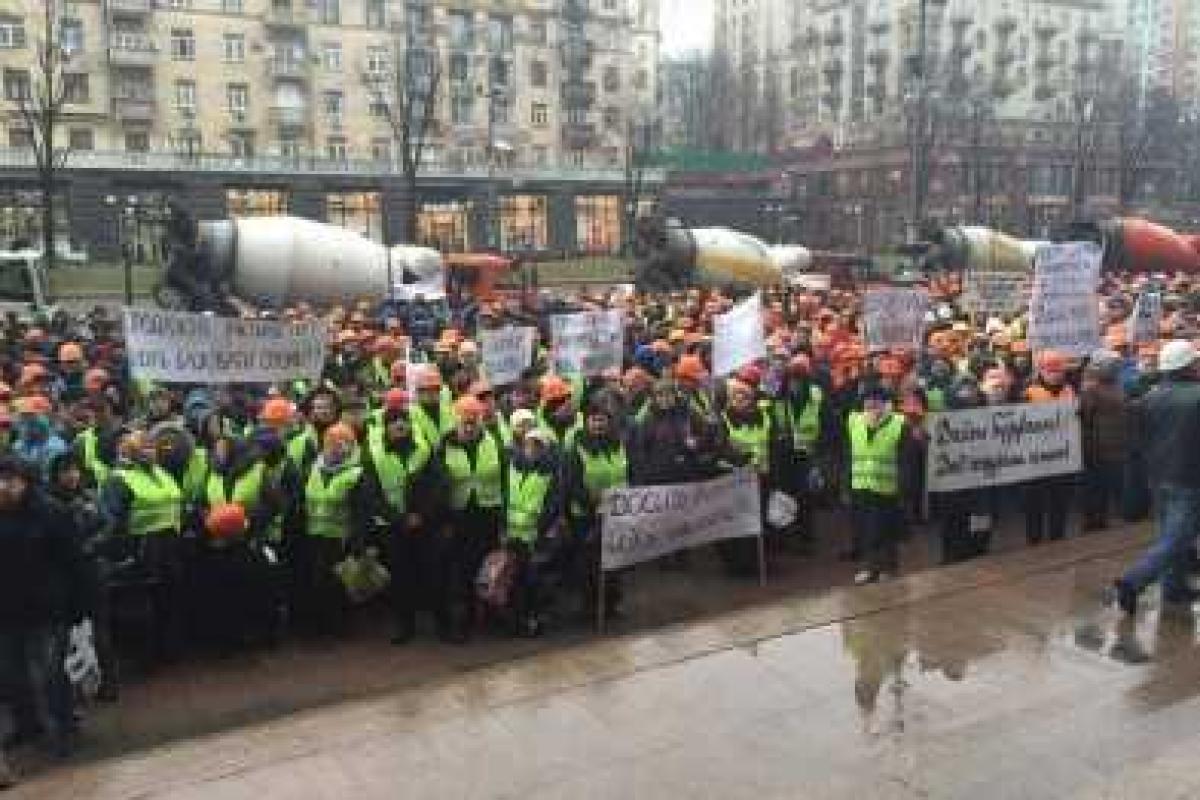 В Киеве строители пикетируют мэрию В Киеве строители пикетируют мэрию