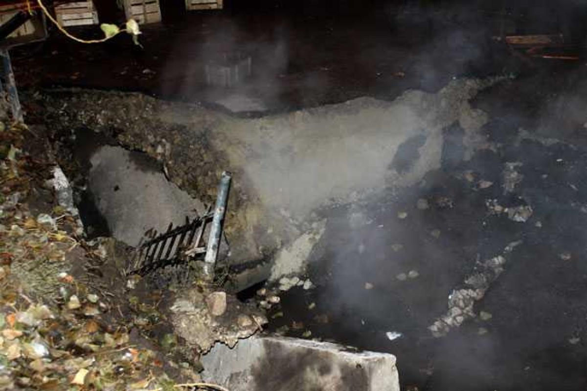 Из-за аварии коллектора бетоновоз провалился под асфальт в Киеве