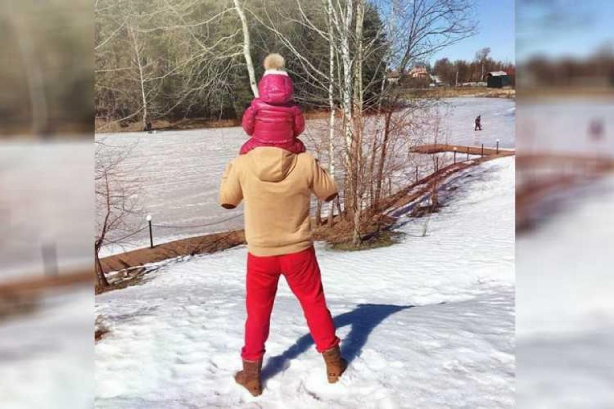 Навка показала в соцсети Пескова в «офигительных штанах»