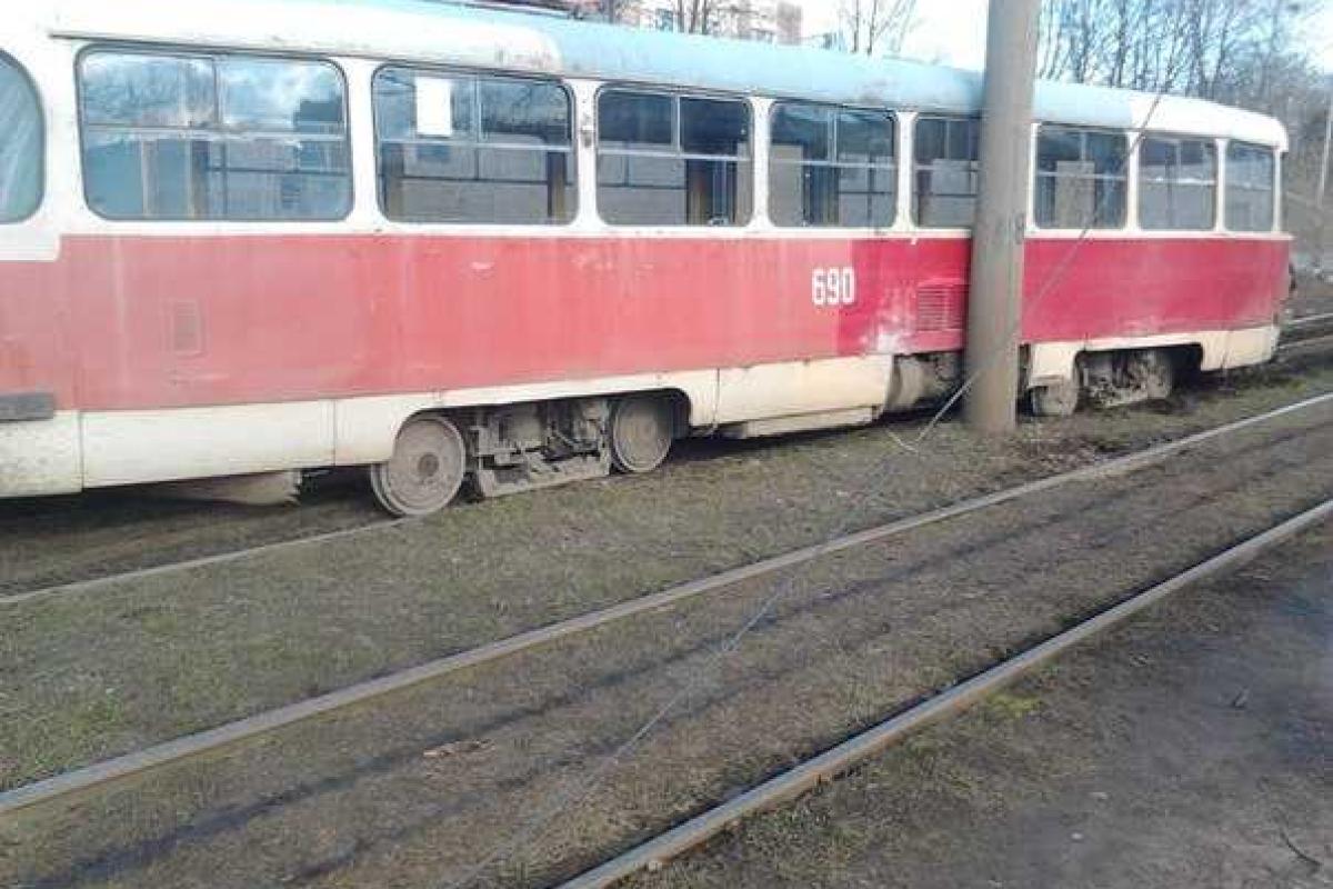 В Харькове трамвай сошел с рельсов В Харькове трамвай сошел с рельсов