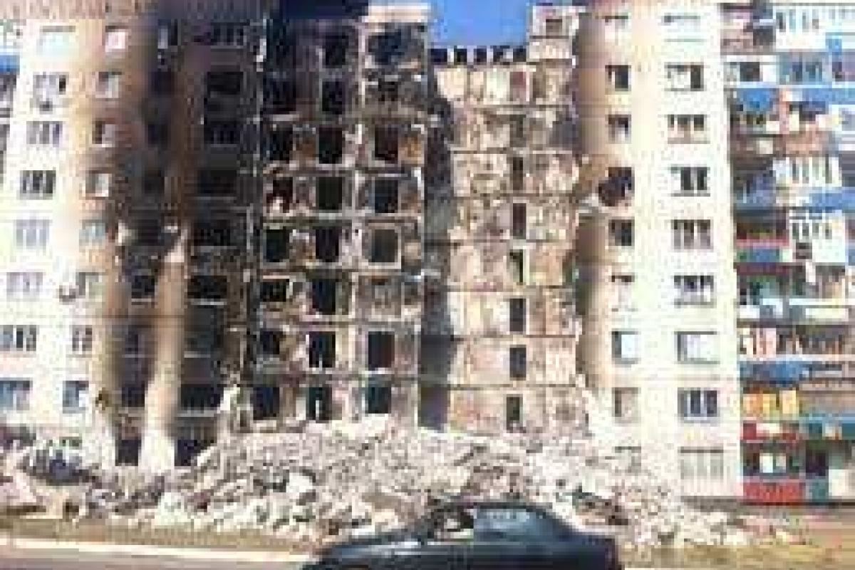 Разрушенная в боях девятиэтажка в Лисичанске угрожает жителям соседних домов Разрушенная в боях девятиэтажка в Лисичанске угрожает жителям соседних домов
