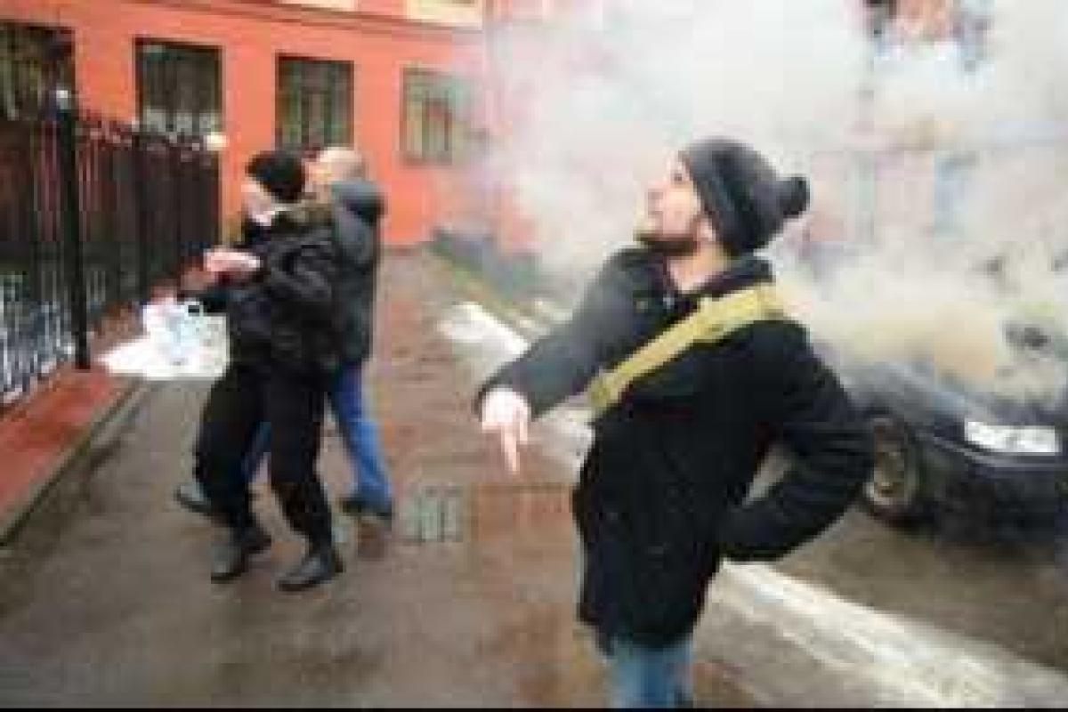 В Санкт-Петербурге вандалы консульство Украины с криками "Савченко, гори в аду"