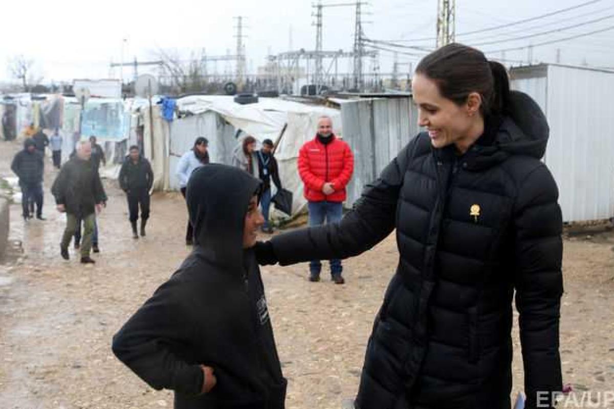 Анджелина Джоли посетила лагерь сирийских беженцев в Ливане