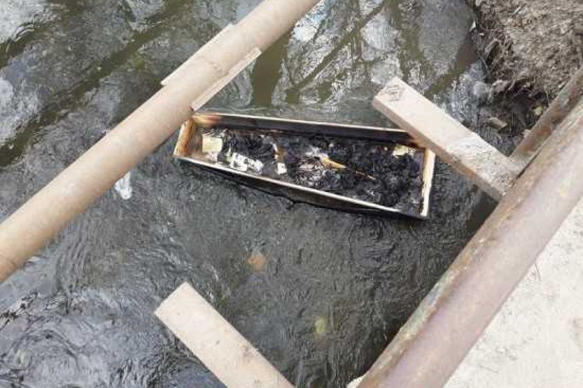 Харьковчан напугал гроб, плавающий по реке Харьковчан напугал гроб, плавающий по реке