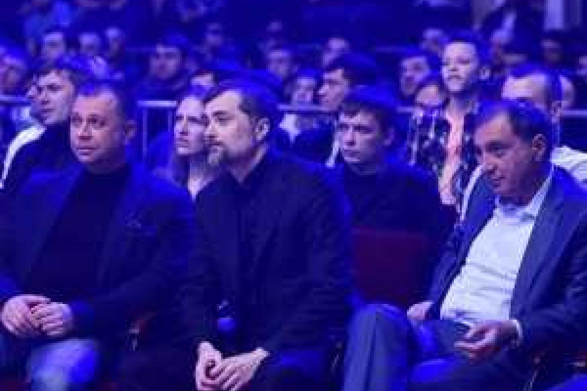 Фотограф "застукал" экс-главаря "ДНР" Бородая в компании со своим кремлевским куратором Сурковым Фотограф "застукал" экс-главаря "ДНР" Бородая в компании со своим кремлевским куратором Сурковым