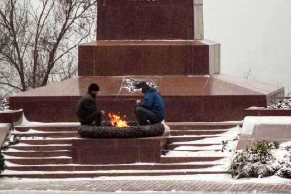 Шестеро пьяных одесситов пожарили шашлык на Вечном огне Шестеро пьяных одесситов пожарили шашлык на Вечном огне
