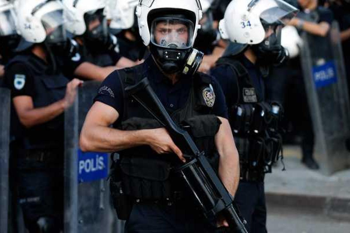 В Турции в результате взрыва погибли шесть полицейских В Турции в результате взрыва погибли шесть полицейских
