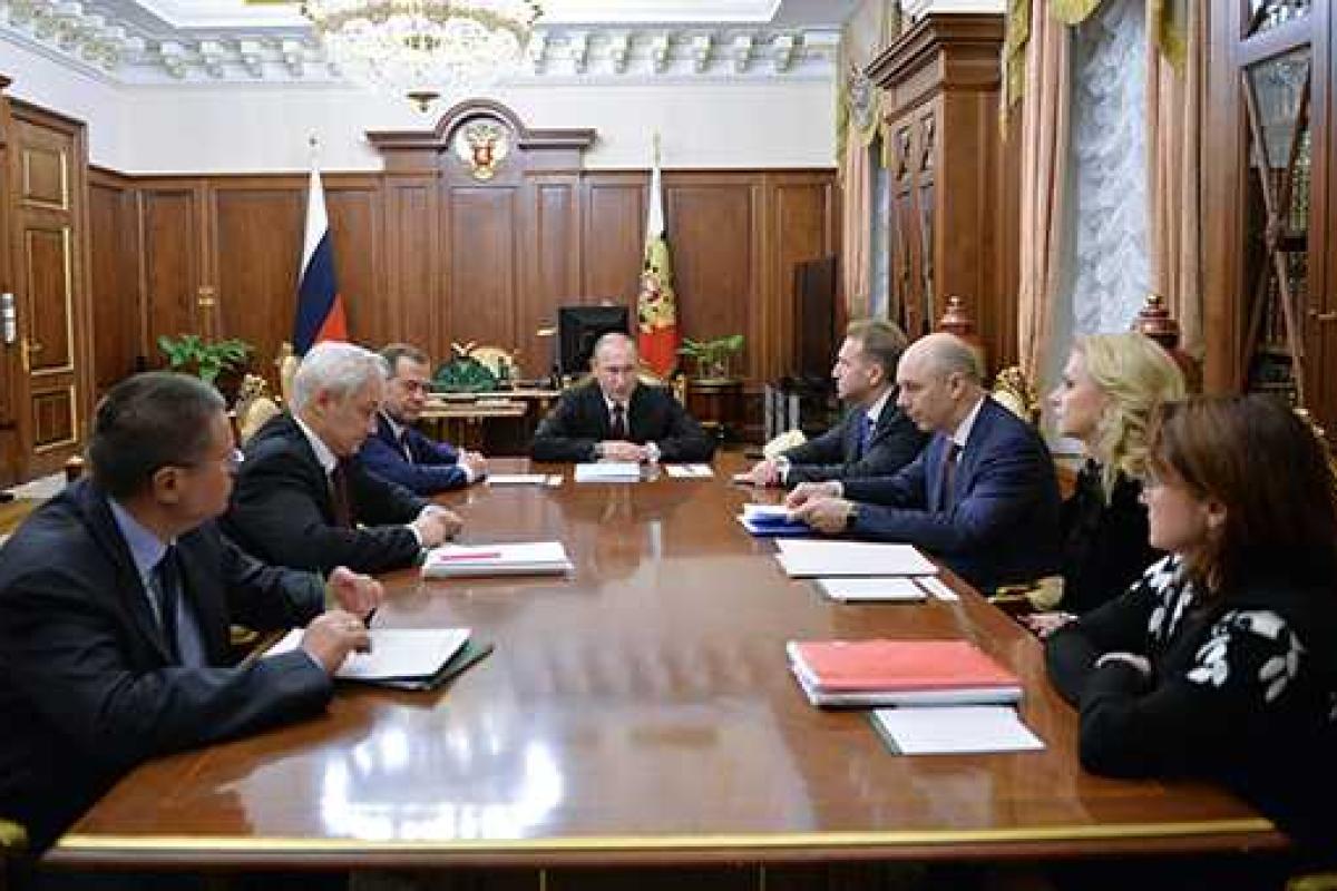 СМИ узнали содержание ночного совещания у Путина СМИ узнали содержание ночного совещания у Путина