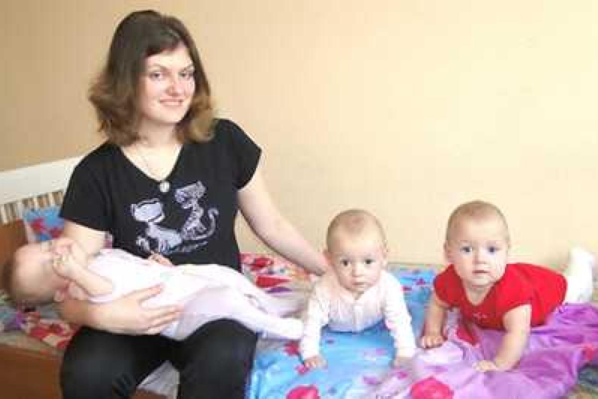 Украинка родила тройняшек с разницей больше месяца