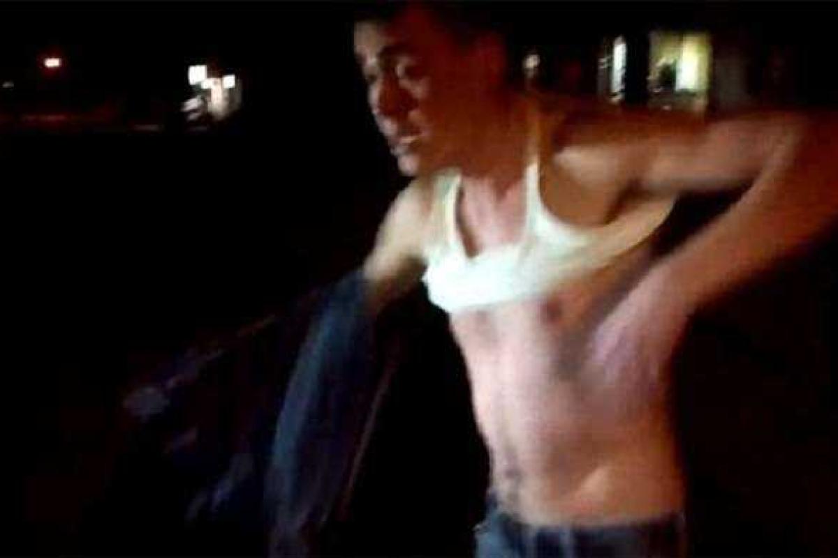 В Запорожье пьяный мужчина устроил стриптиз для полицейских В Запорожье пьяный мужчина устроил стриптиз для полицейских
