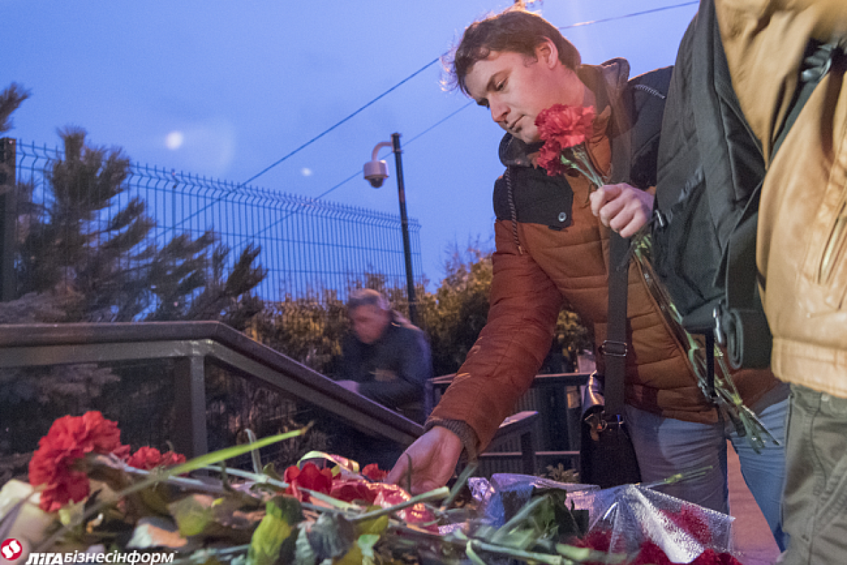 Киевляне несут цветы и лампадки к посольству Бельгии в Украине