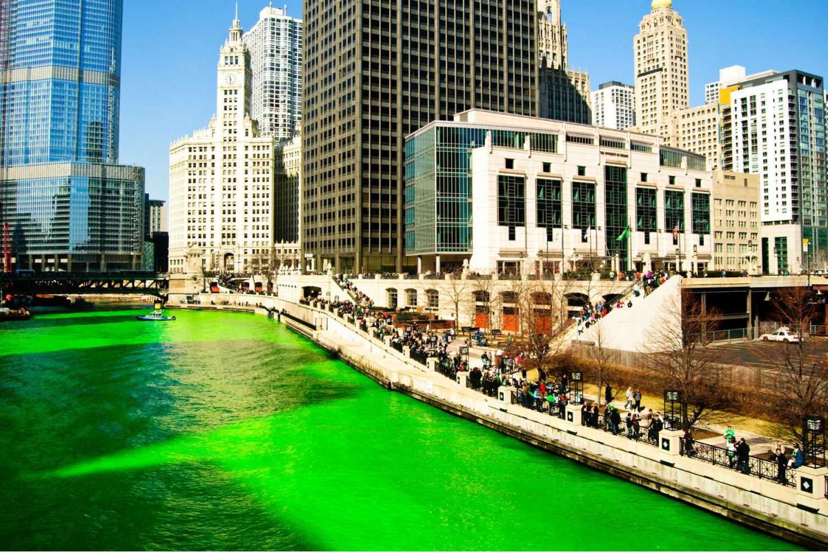 В День святого Патрика река Чикаго стала зеленой