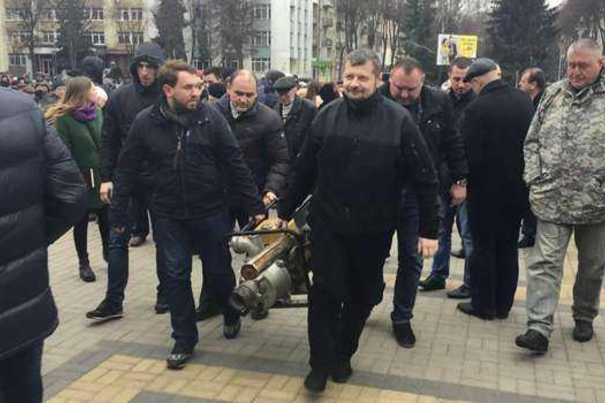 Депутаты Радикальной партии подарили губернатору Ровенщины мотопомпу для добычи янтаря Депутаты Радикальной партии подарили губернатору Ровенщины мотопомпу для добычи янтаря