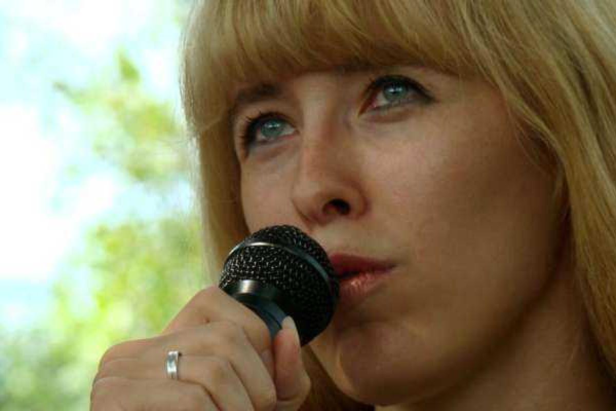 Запад санкциями остановит Россию, а траншами убьет Украину, - Белозерская