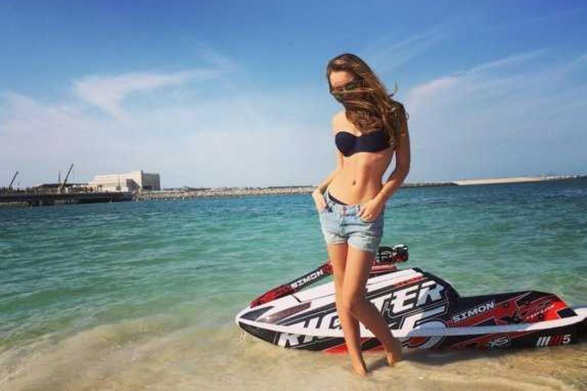 Дочь Дмитрия Маликова наслаждается отдыхом на берегу океана 