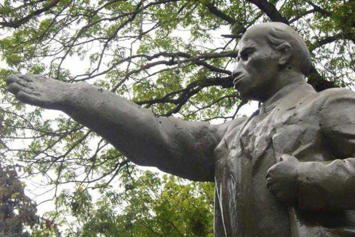 На Кубани памятник Ленину после реставрации стал похож на неандертальца