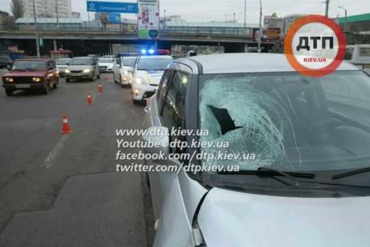 В Киеве женщина с тележкой не успела перебежать дорогу В Киеве женщина с тележкой не успела перебежать дорогу