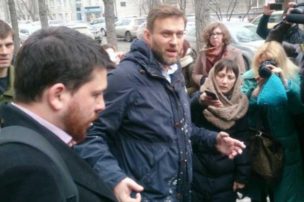 Навального в Новосибирске забросали пирожными и презервативами