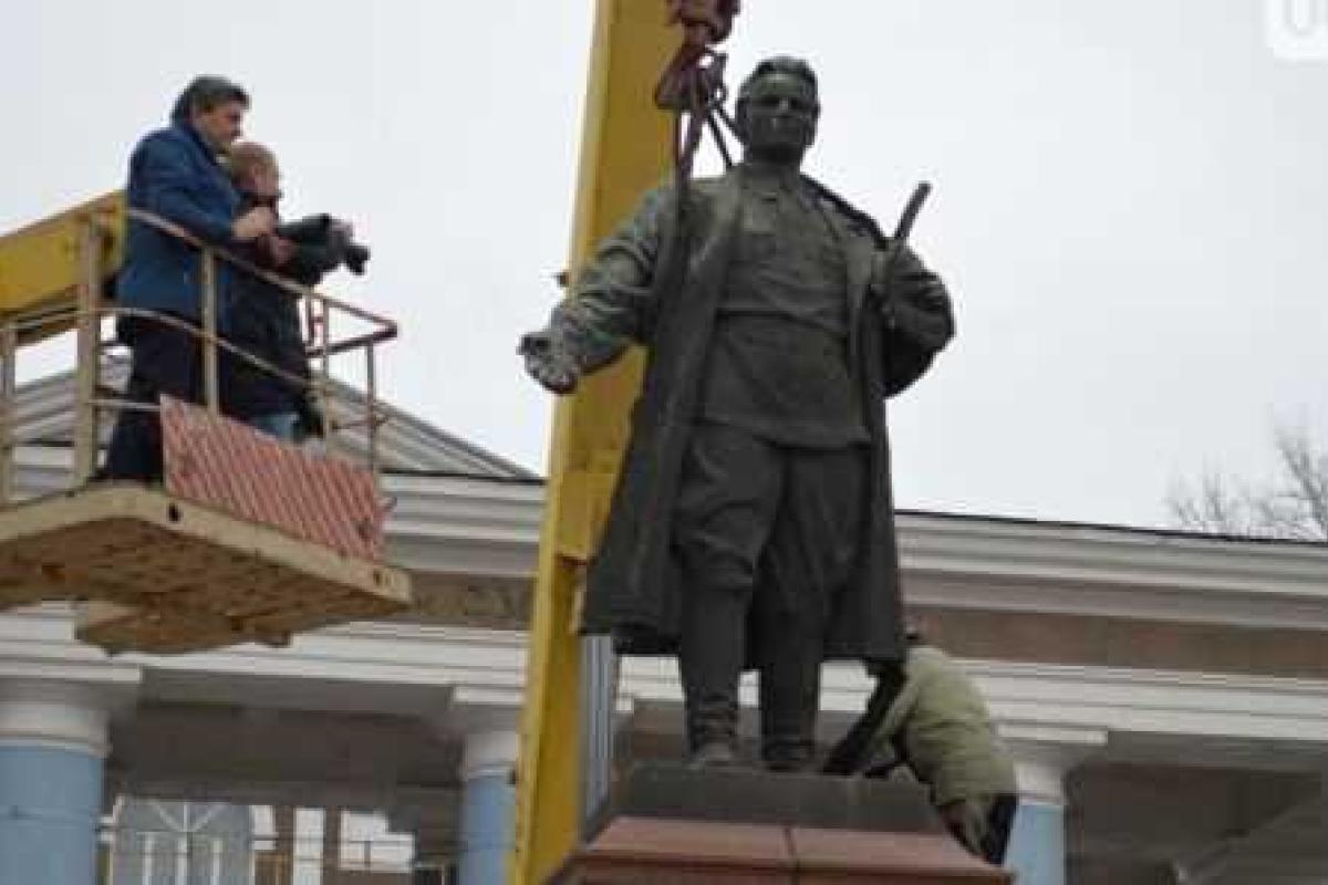 В Запорожье сняли памятник Кирову В Запорожье сняли памятник Кирову