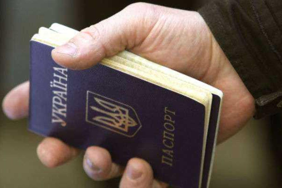 Российские спецслужбы в Крыму отбирают у украинцев паспорта