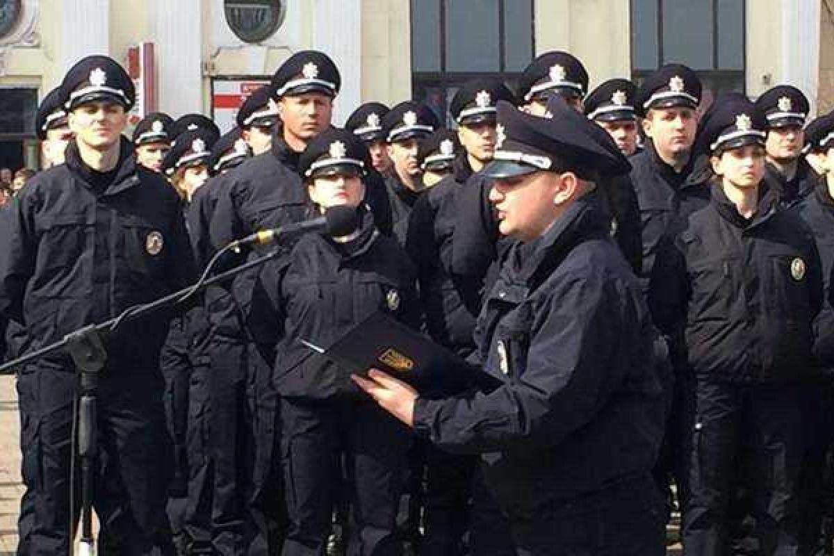 Во время присяги в Черновцах женщины-полицейские теряли сознание Во время присяги в Черновцах женщины-полицейские теряли сознание