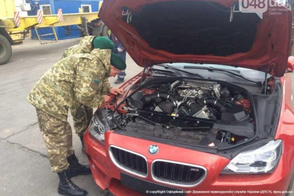 В Одесском порту задержали контейнер с угнанными машинами премиум-класса