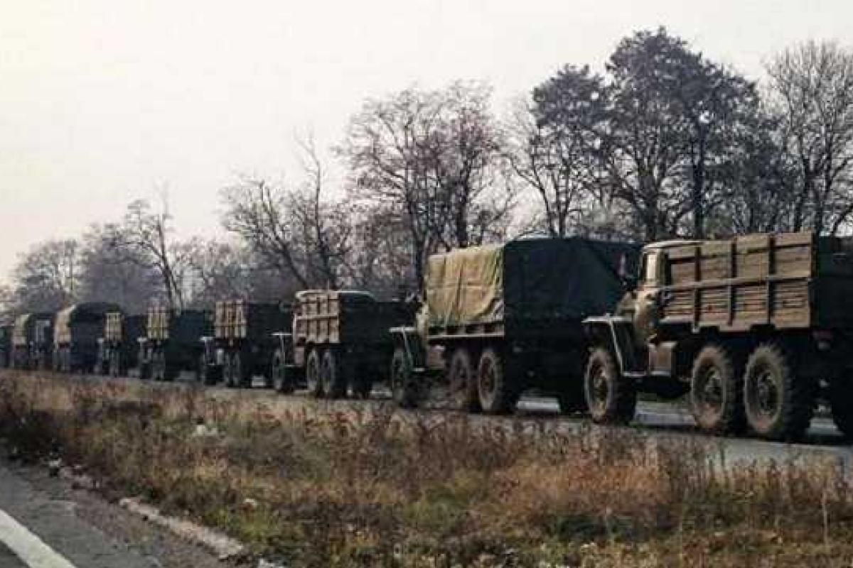 На Донбассе появились колонна инженерной техники и грузовики с боеприпасами в сопровождении майора ВС РФ