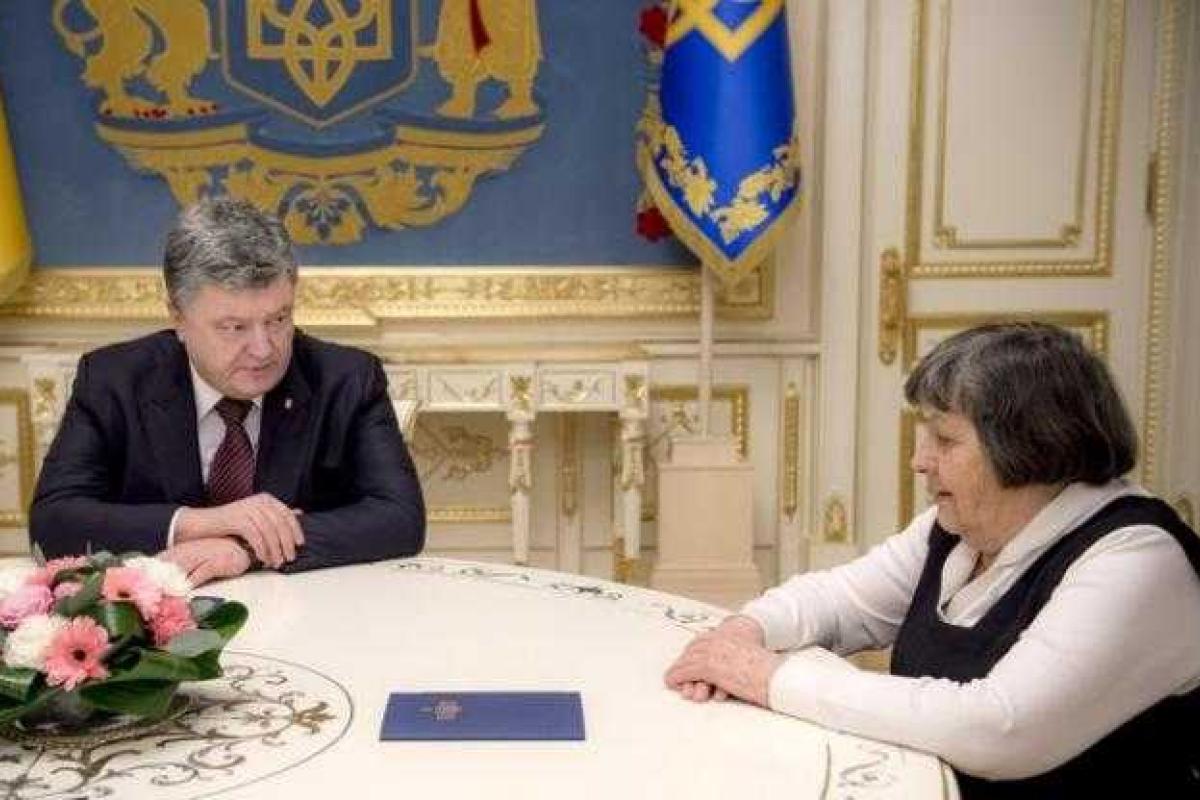 «Сделаю возможное и невозможное»: Порошенко встретился с мамой Савченко «Сделаю возможное и невозможное»: Порошенко встретился с мамой Савченко