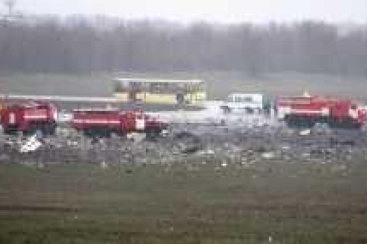 Аэропорт в Ростове закрыли, после падения Boeing взлетно-посадочная полоса имеет повреждения