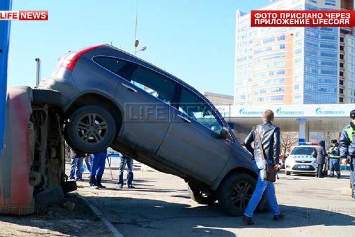 Жительница Москвы на "Хонде" забыла, где находятся газ и тормоз Жительница Москвы на "Хонде" забыла, где находятся газ и тормоз