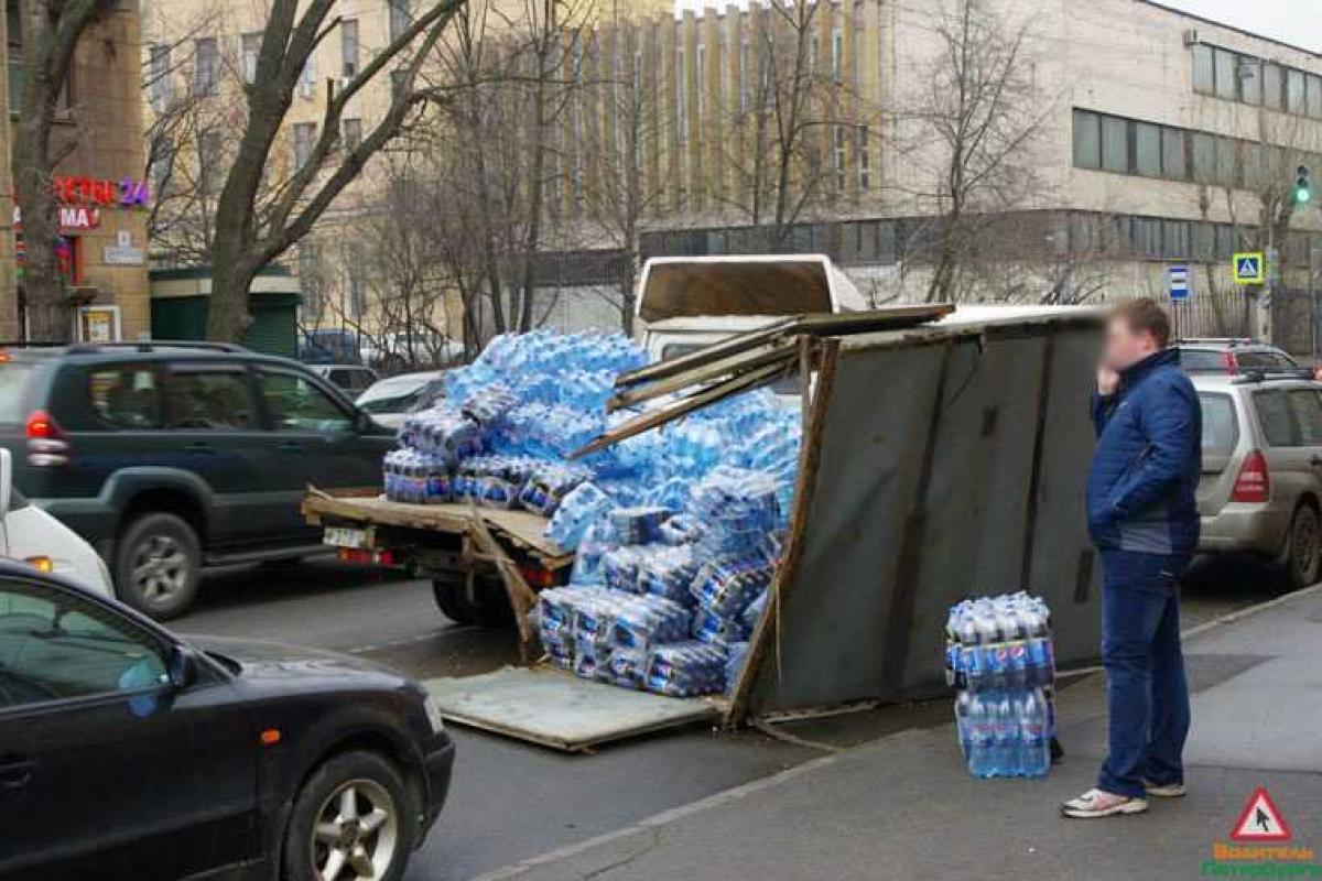В Санкт-Петербурге "Газель" рассыпалась на части во время движения