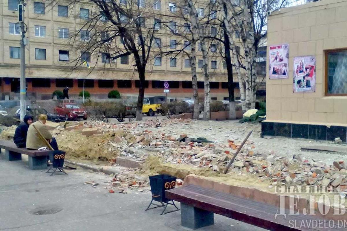 В центре Славянска разбирают кафе