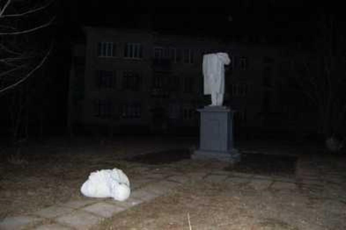 Под Харьковом повалили двух коммунистических идолов Под Харьковом повалили двух коммунистических идолов