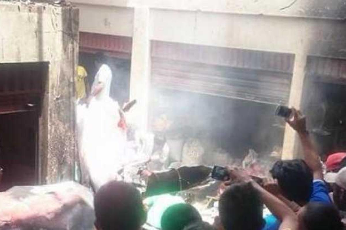 В Боливии самолет упал на рынок: есть жертвы В Боливии самолет упал на рынок: есть жертвы