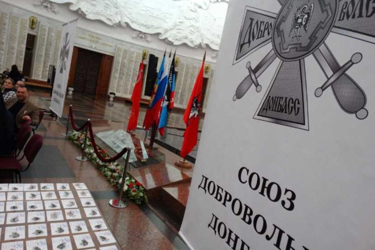 Бородай в Москве вручил Охлобыстину знак "Доброволец Донбасса"