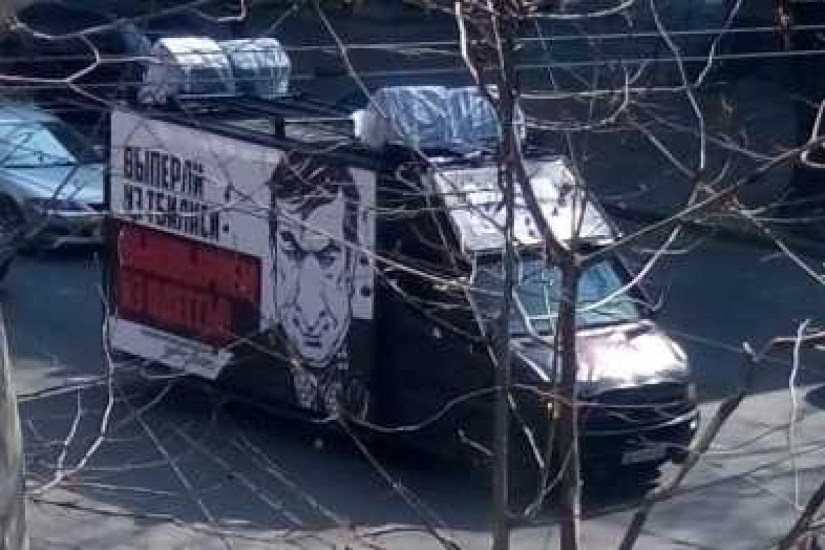 По Одессе снова ездит "вейдеровский" автобус с агитацией против Саакашвили По Одессе снова ездит "вейдеровский" автобус с агитацией против Саакашвили