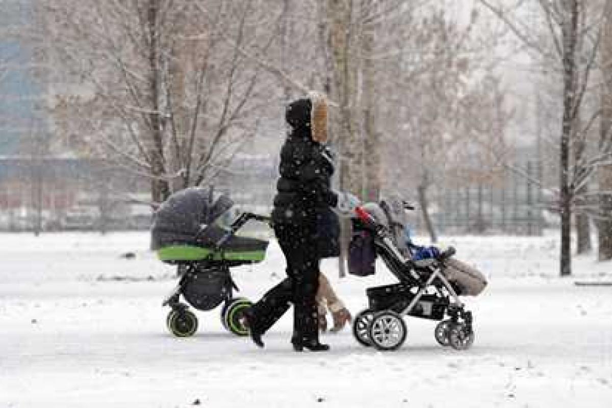 В России на 2-летнюю малышку упала глыба льда, ребенок в реанимации