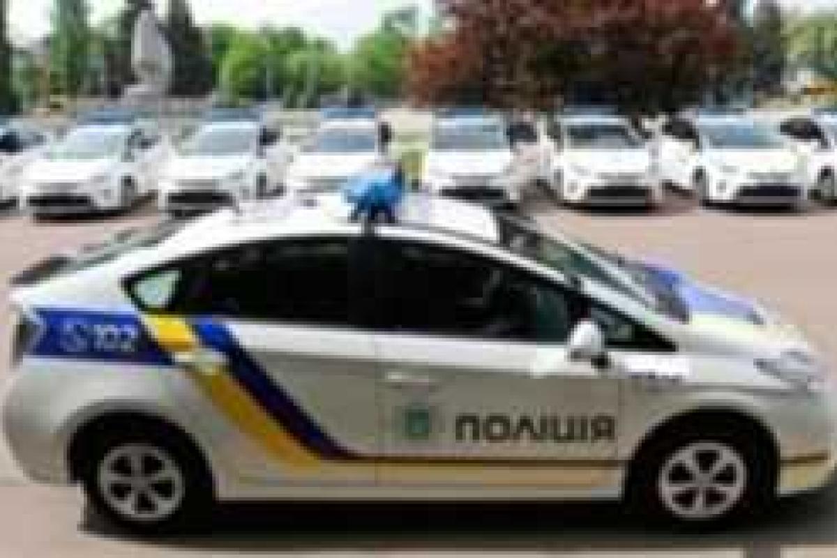 На Тернопольщине водитель BMW покусал полицейского и порвал его форму На Тернопольщине водитель BMW покусал полицейского и порвал его форму