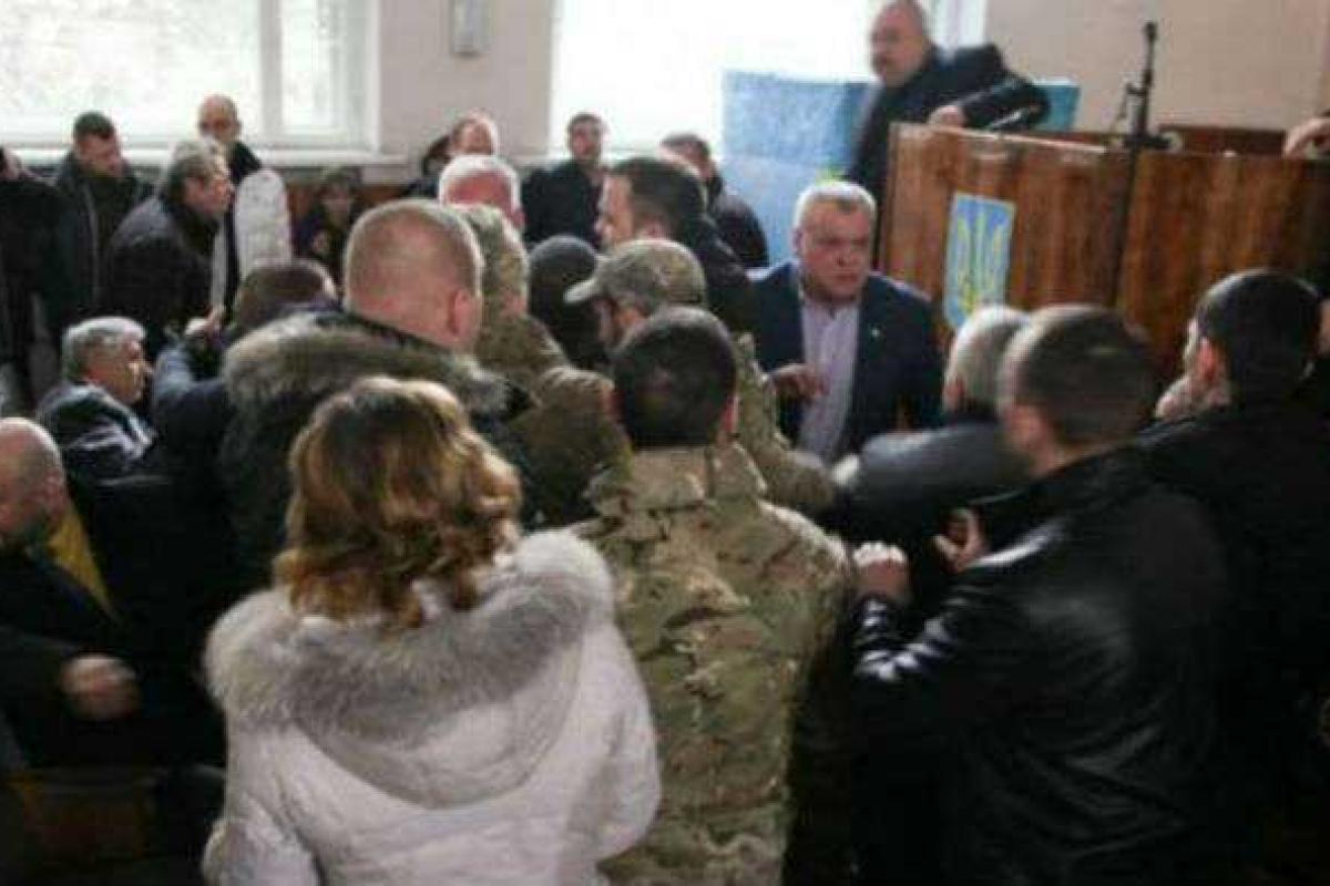 Правый сектор избил советника мэра города в Черкасской области Правый сектор избил советника мэра города в Черкасской области