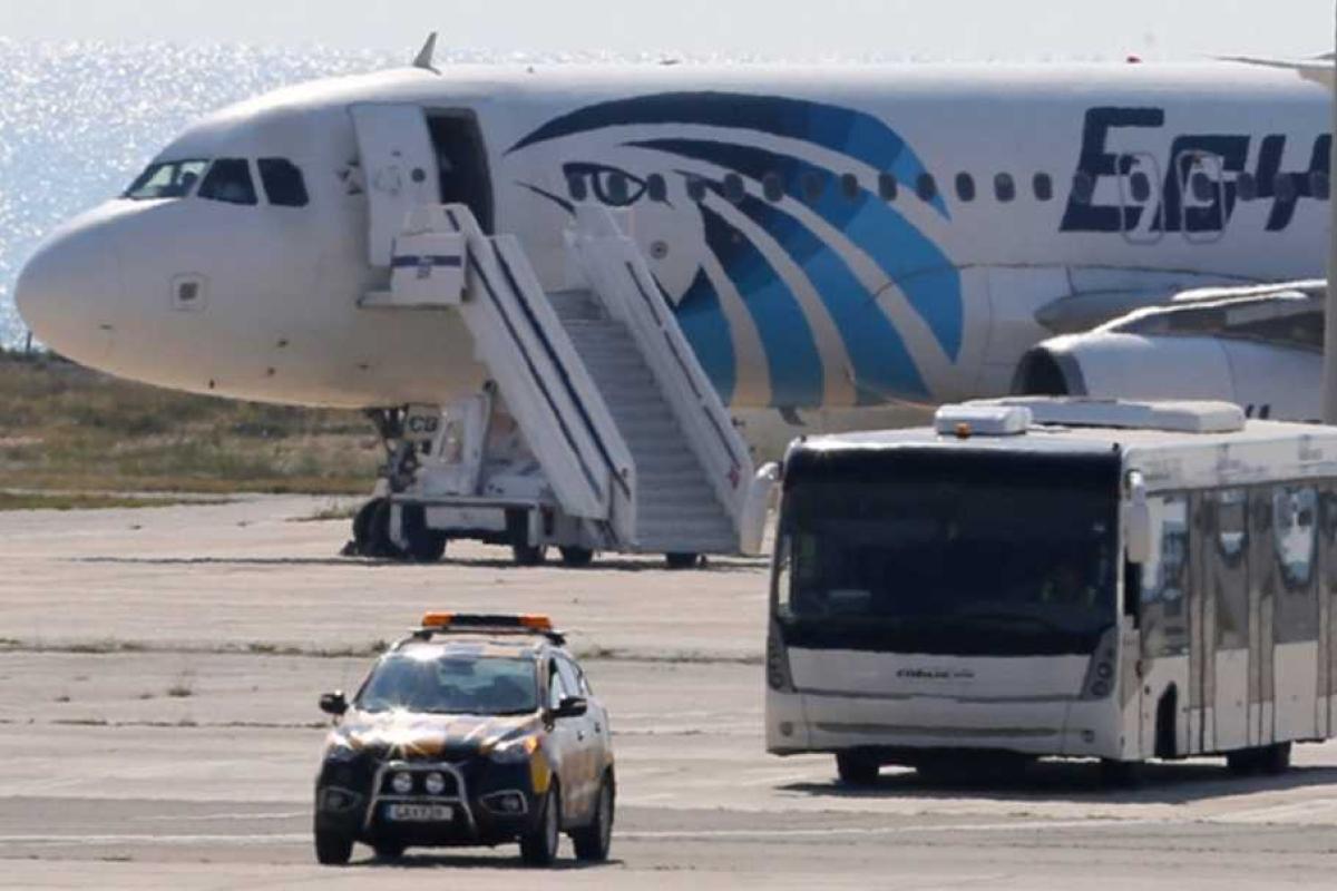 Похититель египетского самолета потребовал политубежища и отпустил всех заложников, кроме американцев и британцев