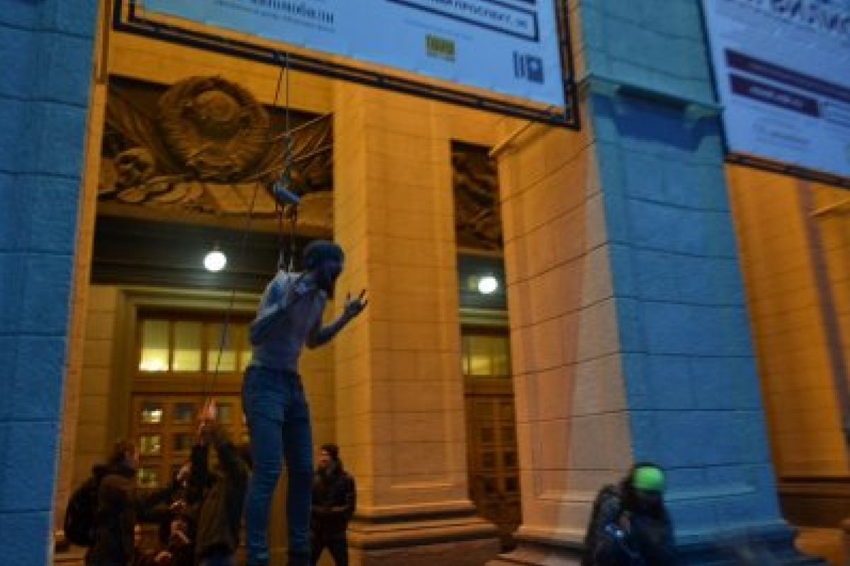 В Новосибирске экстремал подвесил себя на крюки на афише оперного театра