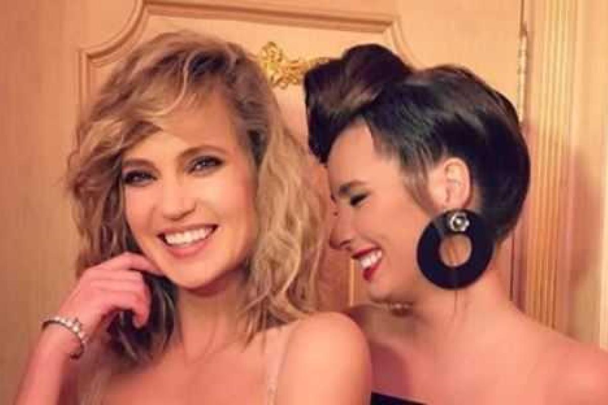 У Глюкозы на шоу Юдашкина едва не вывалилась грудь из платья У Глюкозы на шоу Юдашкина едва не вывалилась грудь из платья