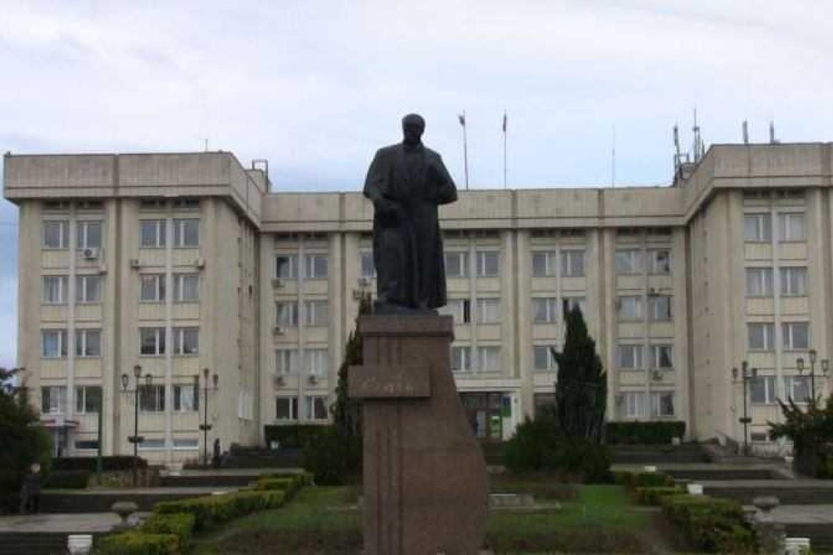 В Севастополе у памятника Шевченко поют украинские песни В Севастополе у памятника Шевченко поют украинские песни