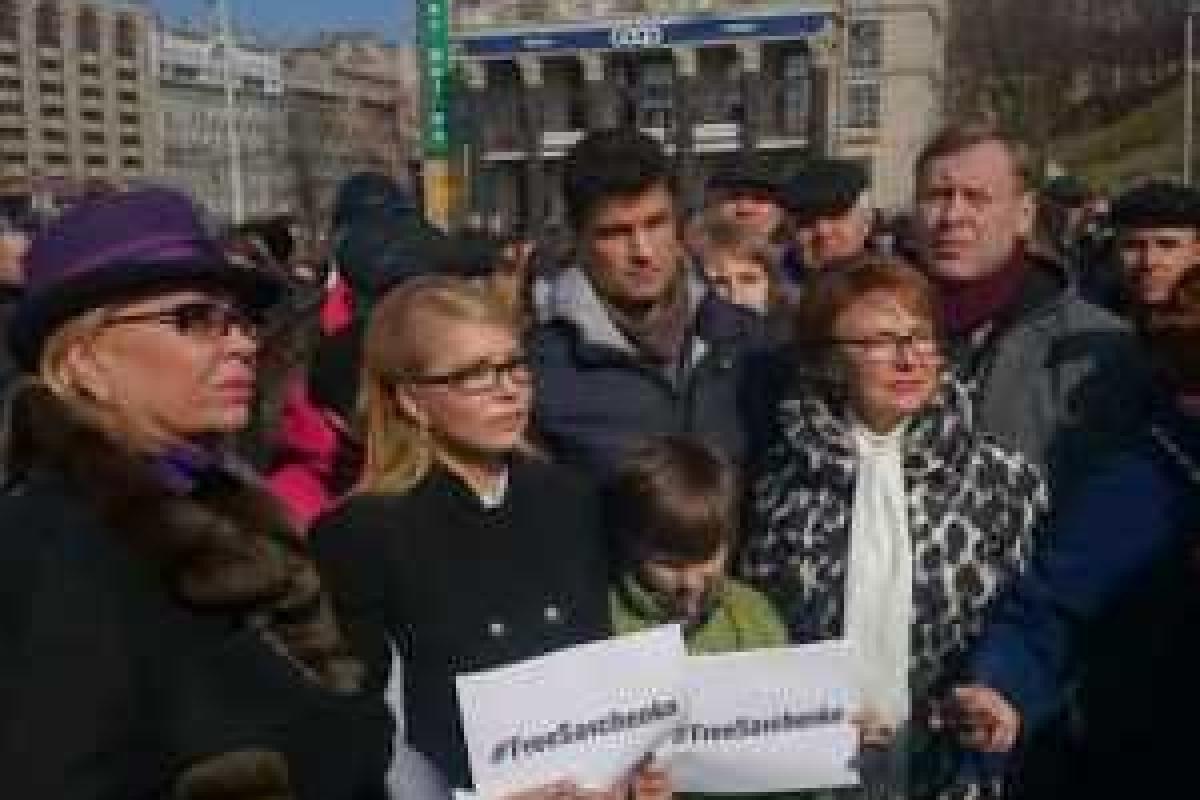 В Киеве на акции в поддержку Савченко люди в адрес Тимошенко кричали «предательница» и «кремлядь»