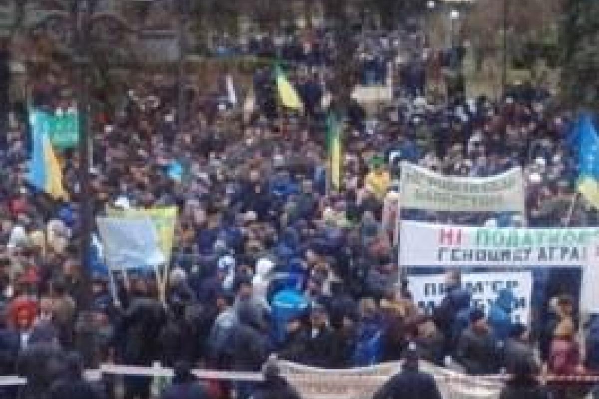 Тысяча активистов требует отставки Кабмина