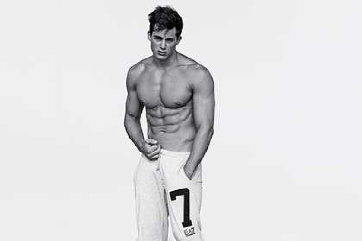 Самый красивый учитель математики в мире стал моделью Armani